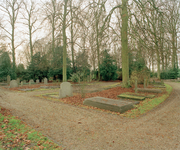823305 Afbeelding van enkele oude graven en grafzerken op de 2e Algemene Begraafplaats Kovelswade (Koningsweg) te Utrecht.